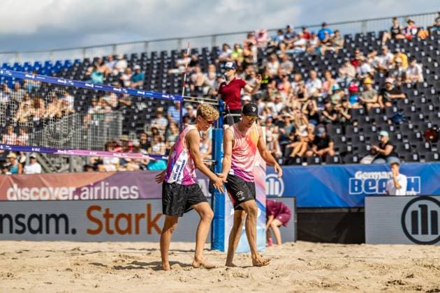 Beachvolleyball I Deutsche Meisterschaften 2025 I Timmendorfer Strand I Tag 1 I 04.09.2025 Tamo Wüst (VC Olympia Berlin) und Tristan Fröbel (Sonne im Paradies e.V.) klatschen sich ab Timmendorfer Strand Schleswig-Holstein Deutschland Copyright: xLobeca JasperxLorenzx