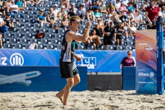 Beachvolleyball I Deutsche Meisterschaften 2025 I Timmendorfer Strand I Tag 1 I 04.09.2025 Jonas Reinhardt (Beach Verein Mainz e.V.) jubelt mit geballter Faust Timmendorfer Strand Schleswig-Holstein Deutschland Copyright: xLobeca JasperxLorenzx