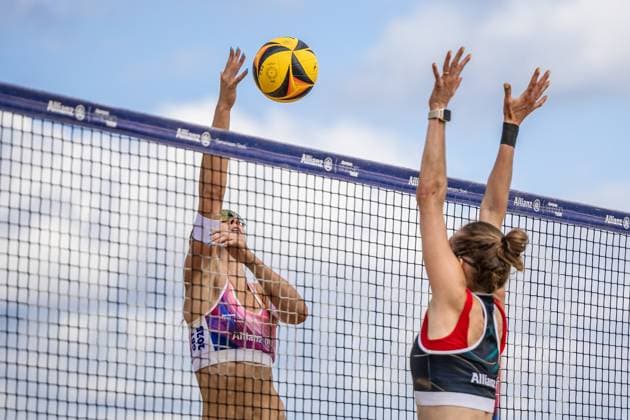 Beachvolleyball I Deutsche Meisterschaften 2025 I Timmendorfer Strand I Tag 1 I 04.09.2025 Angriff Sandra Ittlinger (Eintracht Spontent e.V.), Larissa Claaßen (Beach me) im Block Timmendorfer Strand Schleswig-Holstein Deutschland Copyright: xLobeca JasperxLorenzx
