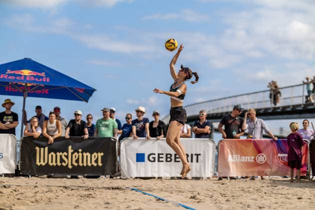 Beachvolleyball I Deutsche Meisterschaften 2025 I Timmendorfer Strand I Tag 1 I 04.09.2025 Aufschlag Lisa-Sophie Kotzan (Füchse Berlin Reinickendorf e. V.) Timmendorfer Strand Schleswig-Holstein Deutschland Copyright: xLobeca JasperxLorenzx