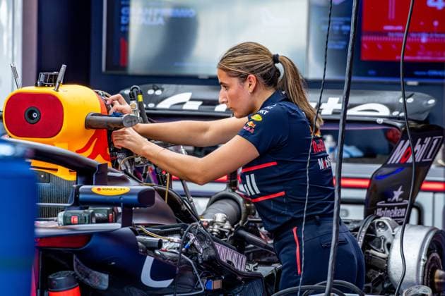 Formel 1 GP Italien Monza, Donnerstag, 04.09.2025 Oracle Red Bull Racing Mechanikerin bei der Arbeit; Formel 1 GP Italien Monza, Donnerstag, 04.09.2025 Copyright: xBEAUTIFULxSPORTS Erlhofx