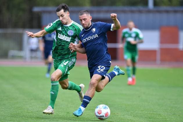 Fußball Testspiel VfL Bochum - MSV Duisburg am 04.09.2025 auf dem Leichtathletikplatz am Vonovia Ruhrstadion in Bochum Conor Noß ( Duisburg ), links - Maximilian Wittek ( Bochum ), rechts *** Soccer test match VfL Bochum MSV Duisburg on 04 09 2025 on the athletics field at the Vonovia Ruhrstadion in Bochum Conor Noß Duisburg , left Maximilian Wittek Bochum , right xRx