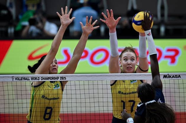 Brazil v France - FIVB Women’s World Volleyball Championship BANGKOK, THAILAND - SEPTEMBER 4: Julia Isabelle Bergmann (17) and Julia Gambatto Kudiess (8) of Brazil in action during FIVB Women’s World Volleyball Championship quarter final match between Brazil and France at Huamark Indoor Stadium in Bangkok, Thailand, on September 4, 2025. Mustafa Hatipoglu Anadolu Bangkok Thailand. Editorial use only. Please get in touch for any other usage.  Copyright: x2025xAnadoluxMustafaxHatipoglux