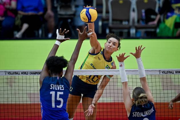 Brazil v France - FIVB Women’s World Volleyball Championship BANGKOK, THAILAND - SEPTEMBER 4: Gabriela Braga Guimaraes (10) of Brazil in action during FIVB Women’s World Volleyball Championship quarter final match between Brazil and France at Huamark Indoor Stadium in Bangkok, Thailand, on September 4, 2025. Mustafa Hatipoglu Anadolu Bangkok Thailand. Editorial use only. Please get in touch for any other usage.  Copyright: x2025xAnadoluxMustafaxHatipoglux