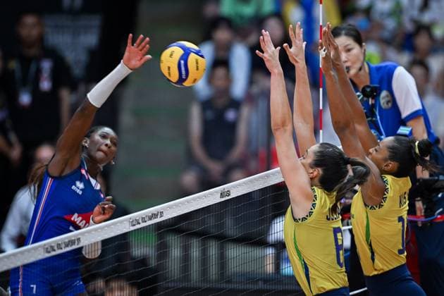Brazil v France - FIVB Women’s World Volleyball Championship BANGKOK, THAILAND - SEPTEMBER 4: Kisy Nascimento (16) and Julia Gambatto Kudiess (8) of Brazil in action during FIVB Women’s World Volleyball Championship quarter final match between Brazil and France at Huamark Indoor Stadium in Bangkok, Thailand, on September 4, 2025. Mustafa Hatipoglu Anadolu Bangkok Thailand. Editorial use only. Please get in touch for any other usage.  Copyright: x2025xAnadoluxMustafaxHatipoglux