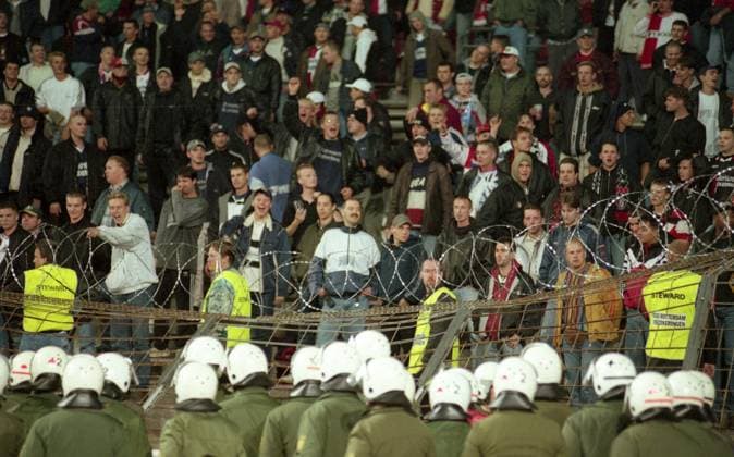 15.09.98 VfB Stuttgart - Feyenoord Rotterdam Deutschland, Stuttgart, 15.09.1998, Fussball, UEFA-Cup, VfB Stuttgart - Feyenoord Rotterdam (1:3): Feyenoord Rotterdam Fans Ultras Hooligans Gästeblock Zaun Polizei. *** 15 09 98 VfB Stuttgart Feyenoord Rotterdam Germany, Stuttgart, 15 09 1998, Football, UEFA Cup, VfB Stuttgart Feyenoord Rotterdam 1 3 Feyenoord Rotterdam Fans Ultras Hooligans Guest Block Fence Police