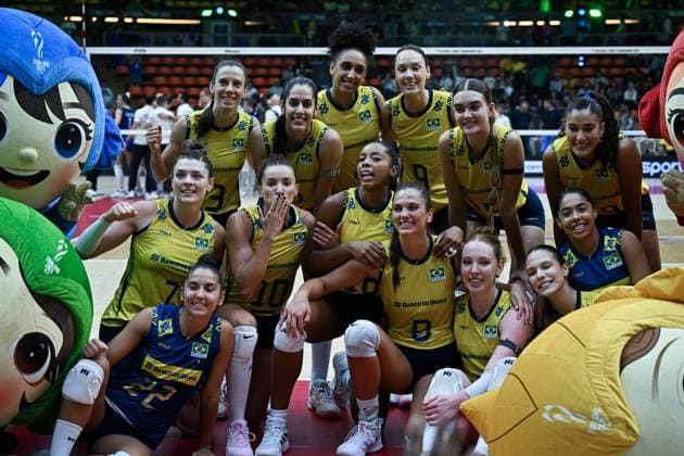 Brazil v France - FIVB Women’s World Volleyball Championship BANGKOK, THAILAND - SEPTEMBER 4: Team Brazil celebrate their victory after the FIVB Women’s World Volleyball Championship quarter final match between Brazil and France at Huamark Indoor Stadium in Bangkok, Thailand, on September 4, 2025. Mustafa Hatipoglu Anadolu Banghok Thailand. Editorial use only. Please get in touch for any other usage.  Copyright: x2025xAnadoluxMustafaxHatipoglux