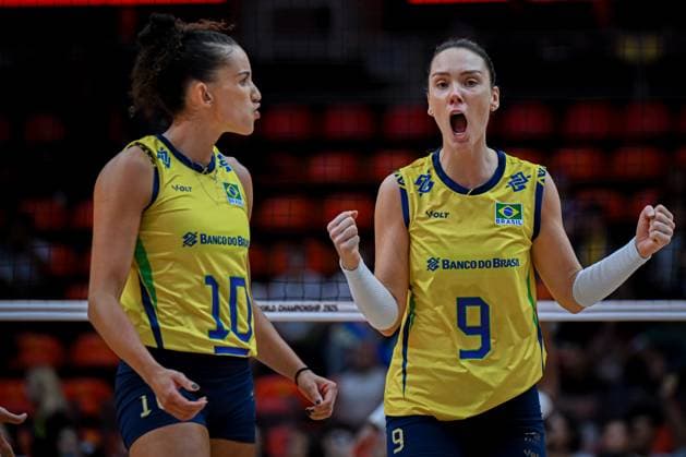 Brazil v France - FIVB Women’s World Volleyball Championship BANGKOK, THAILAND - SEPTEMBER 4: Roberta Silva Ratzke (9) and Gabriela Braga Guimaraes (10) of Brazil celebrate after scoring a point during the FIVB Women’s World Volleyball Championship quarter final match between Brazil and France at Huamark Indoor Stadium in Bangkok, Thailand, on September 4, 2025. Mustafa Hatipoglu Anadolu Banghok Thailand. Editorial use only. Please get in touch for any other usage.  Copyright: x2025xAnadoluxMustafaxHatipoglux