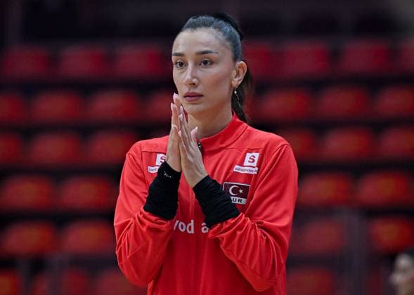 USA v Turkiye - FIVB Women’s World Volleyball Championship BANGKOK, THAILAND - SEPTEMBER 4: Hande Baladin (7) of Turkiye warms up ahead of the FIVB Women’s World Volleyball Championship quarter final match between USA and Turkiye at Huamark Indoor Stadium in Bangkok, Thailand, on September 4, 2025. Mustafa Hatipoglu Anadolu Banghok Thailand. Editorial use only. Please get in touch for any other usage.  Copyright: x2025xAnadoluxMustafaxHatipoÄülux