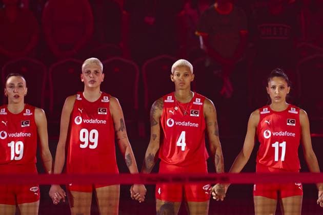 USA v Turkiye - FIVB Women’s World Volleyball Championship BANGKOK, THAILAND - SEPTEMBER 4: Players of Turkiye participate in the pre-match ceremony ahead of the FIVB Women’s World Volleyball Championship quarter final match between USA and Turkiye at Huamark Indoor Stadium in Bangkok, Thailand, on September 4, 2025. Mustafa Hatipoglu Anadolu Banghok Thailand. Editorial use only. Please get in touch for any other usage.  Copyright: x2025xAnadoluxMustafaxHatipoglux