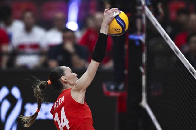 USA v Turkiye - FIVB Women’s World Volleyball Championship BANGKOK, THAILAND - SEPTEMBER 4: Eda Erdem Dundar (14) of Turkiye in action during the FIVB Women’s World Volleyball Championship quarter final match between USA and Turkiye at Huamark Indoor Stadium in Bangkok, Thailand, on September 4, 2025. Mustafa Hatipoglu Anadolu Banghok Thailand. Editorial use only. Please get in touch for any other usage.  Copyright: x2025xAnadoluxMustafaxHatipoglux