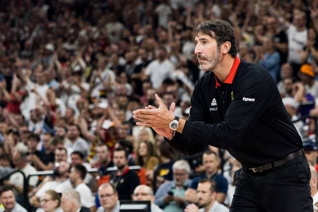 Turkish Airlines Supercup: Deutschland - Serbien; 16.08.2025 Alex Mumbru (Bundestrainer Deutschland) applaudiert Turkish Airlines Supercup: Finale Deutschland - Serbien, München, SAP Garden am 16.08.2025 Copyright: xBEAUTIFULxSPORTS Wunderlx