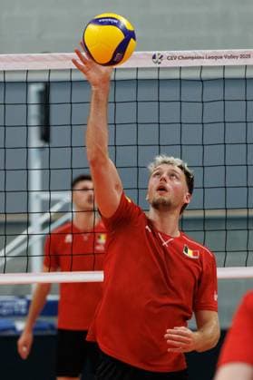 Volleyball, Frauen, WM, Nationalteam Belgien, Training Belgium s Simon Plaskie pictured in action during the media day of the Red Dragons, Belgian national men s volleyball team, ahead of the World Championship, WM, Weltmeisterschaft in Roeselare, on Thursday 04 September 2025. The FIVB 2025 Volleyball World Championship take place from 12 to 28 September in the Philippines. KURTxDESPLENTER  x133288019x