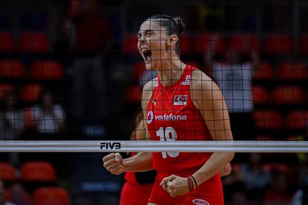 USA v Turkiye - FIVB Women’s World Volleyball Championship BANGKOK, THAILAND - SEPTEMBER 4: Turkiye’s Zehra Gunes (18) celebrates victory after the FIVB Women’s Volleyball World Championship, WM, Weltmeisterschaft quarterfinal match between Turkiye and the United States at Huamark Indoor Stadium in Bangkok, Thailand, on September 4, 2025. Mustafa Hatipoglu Anadolu Bangkok Thailand. Editorial use only. Please get in touch for any other usage.  Copyright: x2025xAnadoluxMustafaxHatipoglux