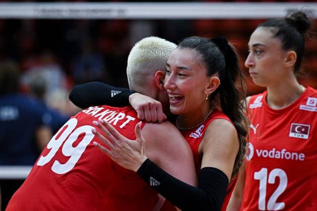USA v Turkiye - FIVB Women’s World Volleyball Championship BANGKOK, THAILAND - SEPTEMBER 4: Turkiye’s Hande Baladin (R) and Ebrar Karakurt (L) celebrate victory after the FIVB Women’s Volleyball World Championship, WM, Weltmeisterschaft quarterfinal match between Turkiye and the United States at Huamark Indoor Stadium in Bangkok, Thailand, on September 4, 2025. Mustafa Hatipoglu Anadolu Bangkok Thailand. Editorial use only. Please get in touch for any other usage.  Copyright: x2025xAnadoluxMustafaxHatipoglux