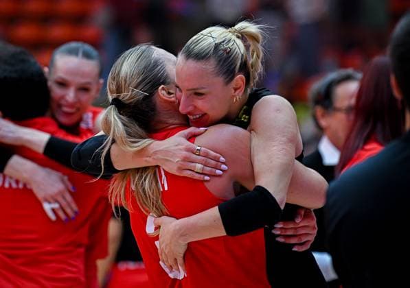 USA v Turkiye - FIVB Women’s World Volleyball Championship BANGKOK, THAILAND - SEPTEMBER 4: Turkiye’s Gizem Orge (R) celebrates victory after the FIVB Women’s Volleyball World Championship, WM, Weltmeisterschaft quarterfinal match between Turkiye and the United States at Huamark Indoor Stadium in Bangkok, Thailand, on September 4, 2025. Mustafa Hatipoglu Anadolu Bangkok Thailand. Editorial use only. Please get in touch for any other usage.  Copyright: x2025xAnadoluxMustafaxHatipoglux