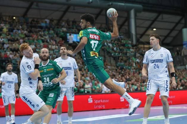 04.09.2025, xtgx, Handball, Daikin HBL, SC DHfK Leipzig - TBV Lemgo Lippe v.l. Ahmed Moustafa Khairi Nasralla (Leipzig, 17) wirft Tor, Torschuetze, erzielt Tor, Treffer, scores the goal Leipzig