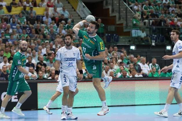 04.09.2025, xtgx, Handball, Daikin HBL, SC DHfK Leipzig - TBV Lemgo Lippe v.l. Lukas Binder (Leipzig, 11) wirft Tor, Torschuetze, erzielt Tor, Treffer, scores the goal Leipzig