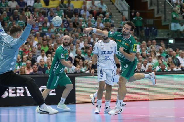 04.09.2025, xtgx, Handball, Daikin HBL, SC DHfK Leipzig - TBV Lemgo Lippe v.l. Lukas Binder (Leipzig, 11) wirft Tor, Torschuetze, erzielt Tor, Treffer, scores the goal Leipzig