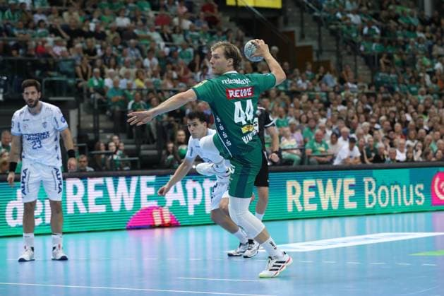 04.09.2025, xtgx, Handball, Daikin HBL, SC DHfK Leipzig - TBV Lemgo Lippe v.l. Blaer Hinriksson (Leipzig, 44) wirft Tor, Torschuetze, erzielt Tor, Treffer, scores the goal Siebenmeter Leipzig