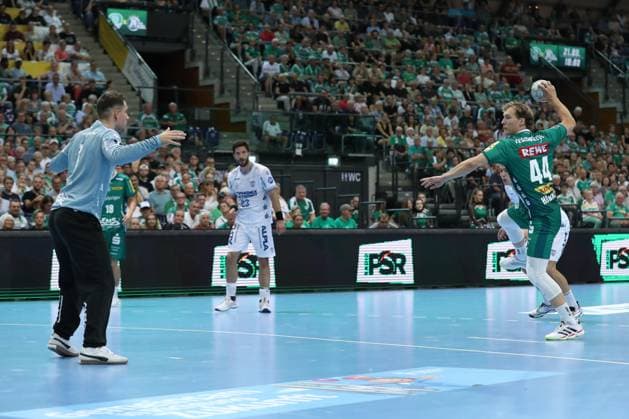 04.09.2025, xtgx, Handball, Daikin HBL, SC DHfK Leipzig - TBV Lemgo Lippe v.l. Blaer Hinriksson (Leipzig, 44) wirft Tor, Torschuetze, erzielt Tor, Treffer, scores the goal Siebenmeter Leipzig