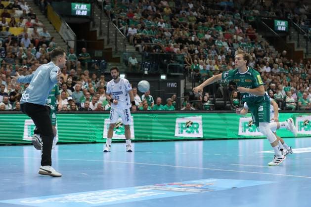 04.09.2025, xtgx, Handball, Daikin HBL, SC DHfK Leipzig - TBV Lemgo Lippe v.l. Blaer Hinriksson (Leipzig, 44) wirft Tor, Torschuetze, erzielt Tor, Treffer, scores the goal Siebenmeter Leipzig