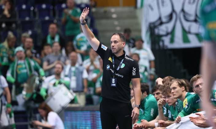 Leipzig, 04.09.2025, Arena Leipzig, Handball, Bundesliga, 2.Spieltag , SC DHfK Leipzig vs. TBV Lemgo , Im Bild; Trainer Raul Alonso, DHfK Leipzig. , Nur zur redaktionellen Nutzung. Only editorial use. , DHB HBL regulations prohibit any use of photographs as image sequences and or quasi-video. ,