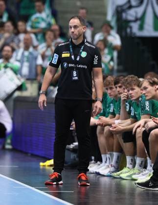 Leipzig, 04.09.2025, Arena Leipzig, Handball, Bundesliga, 2.Spieltag , SC DHfK Leipzig vs. TBV Lemgo , Im Bild; Trainer Raul Alonso, DHfK Leipzig. , Nur zur redaktionellen Nutzung. Only editorial use. , DHB HBL regulations prohibit any use of photographs as image sequences and or quasi-video. ,