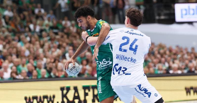 Leipzig, 04.09.2025, Arena Leipzig, Handball, Bundesliga, 2.Spieltag , SC DHfK Leipzig vs. TBV Lemgo , Im Bild von links; Ahmed Khairi (17, Leipzig), Joel Willecke ( 24, Lemgo). , Nur zur redaktionellen Nutzung. Only editorial use. , DHB HBL regulations prohibit any use of photographs as image sequences and or quasi-video. ,