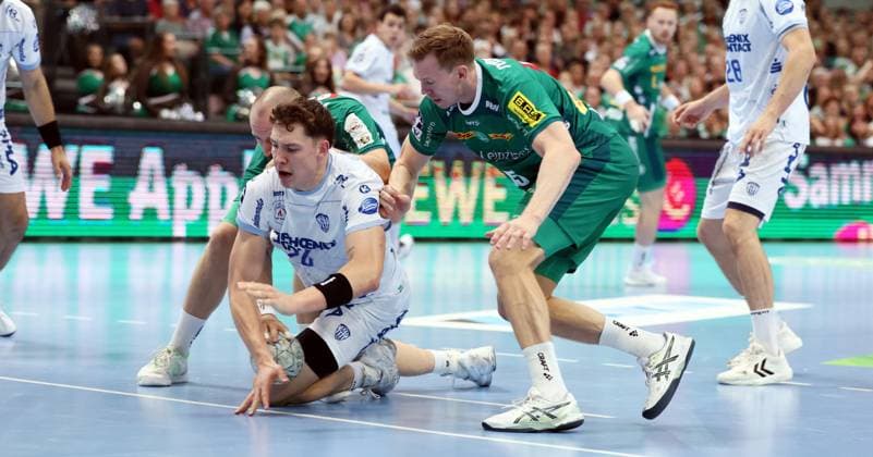 Leipzig, 04.09.2025, Arena Leipzig, Handball, Bundesliga, 2.Spieltag , SC DHfK Leipzig vs. TBV Lemgo , Im Bild von links; Moritz Preuss (24, Leipzig), Joel Willecke ( 24, Lemgo), Adam Lönn Loenn (15, Leipzig). , Nur zur redaktionellen Nutzung. Only editorial use. , DHB HBL regulations prohibit any use of photographs as image sequences and or quasi-video. ,