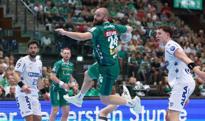 Leipzig, 04.09.2025, Arena Leipzig, Handball, Bundesliga, 2.Spieltag , SC DHfK Leipzig vs. TBV Lemgo , Im Bild von links;Moritz Preuss (24, Leipzig), Joel Willecke ( 24, Lemgo). , Nur zur redaktionellen Nutzung. Only editorial use. , DHB HBL regulations prohibit any use of photographs as image sequences and or quasi-video. ,