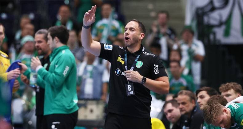 Leipzig, 04.09.2025, Arena Leipzig, Handball, Bundesliga, 2.Spieltag , SC DHfK Leipzig vs. TBV Lemgo , Im Bild; Trainer Raul Alonso, DHfK Leipzig. , Nur zur redaktionellen Nutzung. Only editorial use. , DHB HBL regulations prohibit any use of photographs as image sequences and or quasi-video. ,