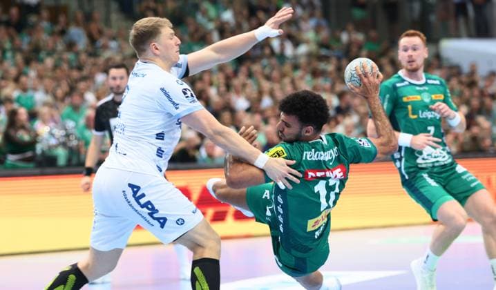 Leipzig, 04.09.2025, Arena Leipzig, Handball, Bundesliga, 2.Spieltag , SC DHfK Leipzig vs. TBV Lemgo , Im Bild von links; Lukas Hutecek ( 2, Lemgo), Ahmed Khairi (17, Leipzig). , Nur zur redaktionellen Nutzung. Only editorial use. , DHB HBL regulations prohibit any use of photographs as image sequences and or quasi-video. ,