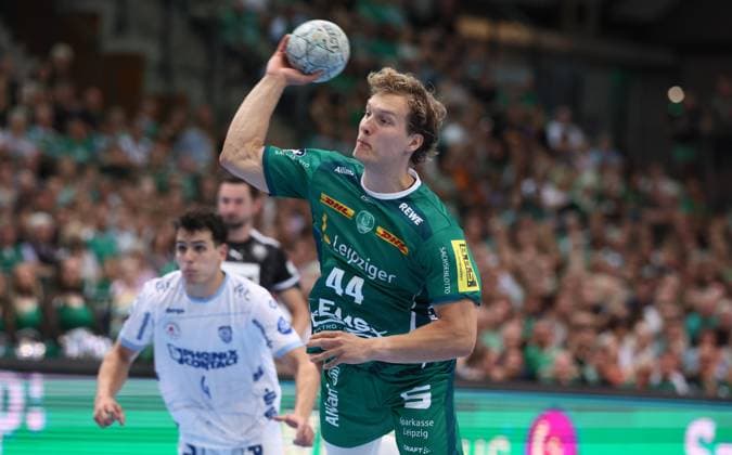 Leipzig, 04.09.2025, Arena Leipzig, Handball, Bundesliga, 2.Spieltag , SC DHfK Leipzig vs. TBV Lemgo , Im Bild; Blaer Hinriksson (44, Leipzig). , Nur zur redaktionellen Nutzung. Only editorial use. , DHB HBL regulations prohibit any use of photographs as image sequences and or quasi-video. ,