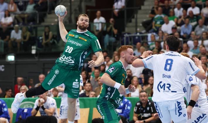 Leipzig, 04.09.2025, Arena Leipzig, Handball, Bundesliga, 2.Spieltag , SC DHfK Leipzig vs. TBV Lemgo , Im Bild von links; William Bogojevic (20, Leipzig), Tomas Piroch (7, Leipzig), Frederik Simak ( 8, Lemgo). , Nur zur redaktionellen Nutzung. Only editorial use. , DHB HBL regulations prohibit any use of photographs as image sequences and or quasi-video. ,