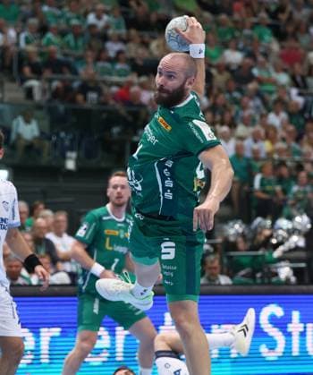 Leipzig, 04.09.2025, Arena Leipzig, Handball, Bundesliga, 2.Spieltag , SC DHfK Leipzig vs. TBV Lemgo , Im Bild; Moritz Preuss (24, Leipzig). , Nur zur redaktionellen Nutzung. Only editorial use. , DHB HBL regulations prohibit any use of photographs as image sequences and or quasi-video. ,