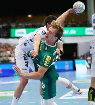 Leipzig, 04.09.2025, Arena Leipzig, Handball, Bundesliga, 2.Spieltag , SC DHfK Leipzig vs. TBV Lemgo , Im Bild von vorn; Blaer Hinriksson (44, Leipzig), Frederik Simak ( 8, Lemgo). , Nur zur redaktionellen Nutzung. Only editorial use. , DHB HBL regulations prohibit any use of photographs as image sequences and or quasi-video. ,