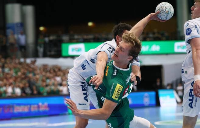 Leipzig, 04.09.2025, Arena Leipzig, Handball, Bundesliga, 2.Spieltag , SC DHfK Leipzig vs. TBV Lemgo , Im Bild von vorn; Blaer Hinriksson (44, Leipzig), Frederik Simak ( 8, Lemgo). , Nur zur redaktionellen Nutzung. Only editorial use. , DHB HBL regulations prohibit any use of photographs as image sequences and or quasi-video. ,