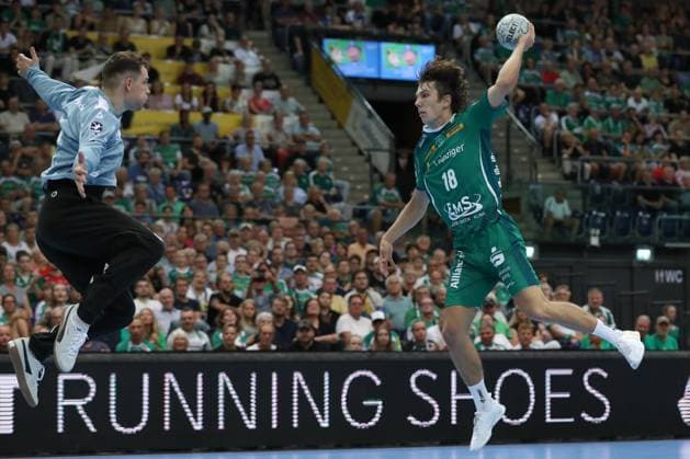 04.09.2025, xtgx, Handball, Daikin HBL, SC DHfK Leipzig - TBV Lemgo Lippe v.l. Staffan Peter (Leipzig, 18) wirft Tor, Torschuetze, erzielt Tor, Treffer, scores the goal Leipzig