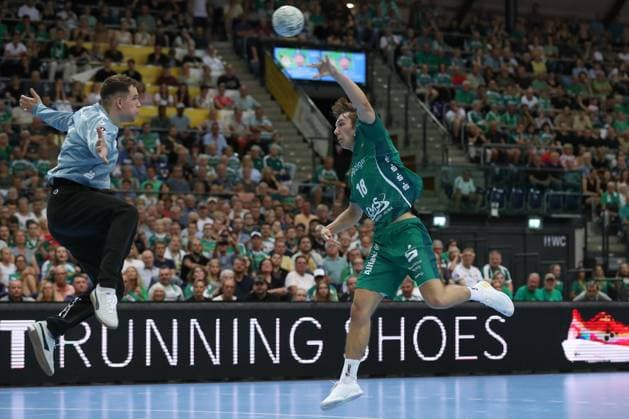 04.09.2025, xtgx, Handball, Daikin HBL, SC DHfK Leipzig - TBV Lemgo Lippe v.l. Staffan Peter (Leipzig, 18) wirft Tor, Torschuetze, erzielt Tor, Treffer, scores the goal Leipzig