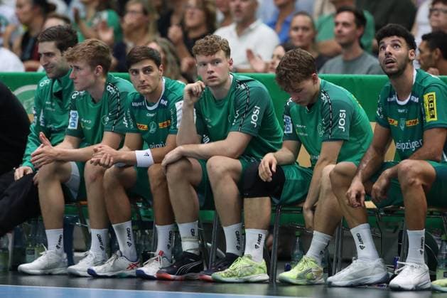 04.09.2025, xtgx, Handball, Daikin HBL, SC DHfK Leipzig - TBV Lemgo Lippe v.l. Tim Hertzfeld (Leipzig, 72) auf der Bank Leipzig