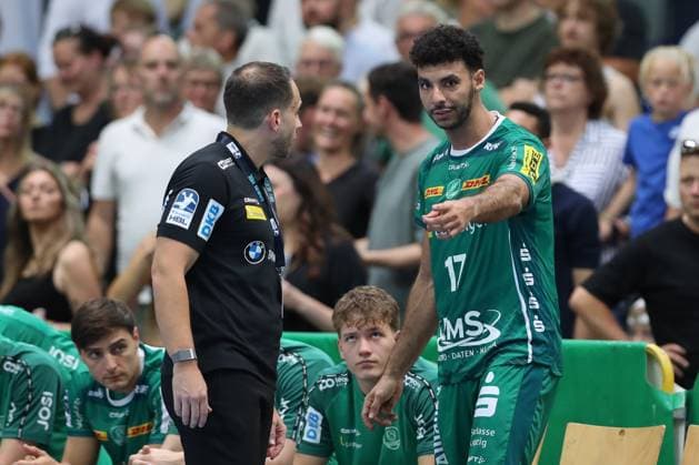 04.09.2025, xtgx, Handball, Daikin HBL, SC DHfK Leipzig - TBV Lemgo Lippe v.l. Raul Alonso (Leipzig, Trainer), Ahmed Moustafa Khairi Nasralla (Leipzig, 17) Leipzig