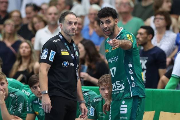 04.09.2025, xtgx, Handball, Daikin HBL, SC DHfK Leipzig - TBV Lemgo Lippe v.l. Raul Alonso (Leipzig, Trainer), Ahmed Moustafa Khairi Nasralla (Leipzig, 17) Leipzig