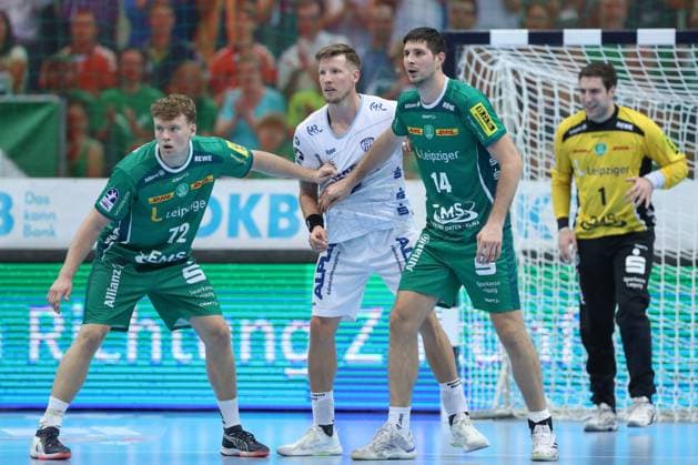 04.09.2025, xtgx, Handball, Daikin HBL, SC DHfK Leipzig - TBV Lemgo Lippe v.l. Tim Hertzfeld (Leipzig, 72), Adam Nyfjaell (Lemgo, 22), Marko Mamic (Leipzig, 14) Zweikampf, Duell, Kampf, tackle Leipzig