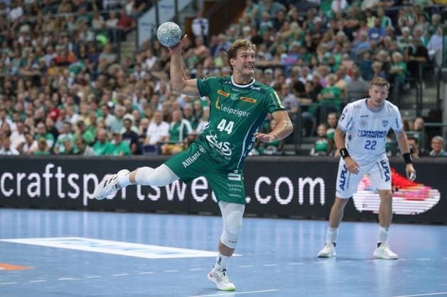 04.09.2025, xtgx, Handball, Daikin HBL, SC DHfK Leipzig - TBV Lemgo Lippe v.l. Blaer Hinriksson (Leipzig, 44) wirft Tor, Torschuetze, erzielt Tor, Treffer, scores the goal Siebenmeter Leipzig