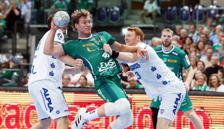 Leipzig, 04.09.2025, Arena Leipzig, Handball, Bundesliga, 2.Spieltag , SC DHfK Leipzig vs. TBV Lemgo 29:34 , Im Bild von links; Hendrik Wagner ( 28, Lemgo), Blaer Hinriksson (44, Leipzig), Nicolai Theilinger ( 3, Lemgo). , Nur zur redaktionellen Nutzung. Only editorial use. , DHB HBL regulations prohibit any use of photographs as image sequences and or quasi-video. ,