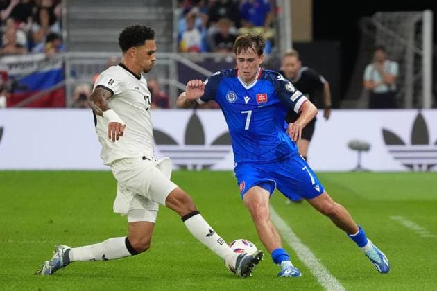 Pharrell Nnamdi Collins (Deutschland Germany, 13) stoppt Leo Sauer (Slowakei, Slovakia, 07) - Bratislava 04.09.2025: Slowakei vs. Deutschland, Nadodny Stadion, WM-Qualifikation, 1. Spieltag *** Pharrell Nnamdi Collins Germany Germany, 13 stops Leo Sauer Slovakia, Slovakia, 07 Bratislava 04 09 2025 Slovakia vs Germany, Nadodny Stadion, World Cup Qualification, 1 Matchday