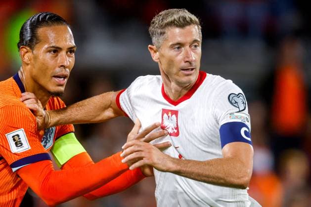2025-09-04 Netherlands v Poland - UEFA World Cup Qualification ROTTERDAM, NETHERLANDS - SEPTEMBER 4: Virgil van Dijk of the Netherlands pushing Robert Lewandowski of Poland during the UEFA World Cup Qualification match between Netherlands and Poland at Stadion Feijenoord on September 4, 2025 in Rotterdam, Netherlands. Rotterdam Stadion Feijenoord Netherlands Content not available for redistribution in The Netherlands directly or indirectly through any third parties. Copyright: xBroerxvanxdenxBoomx