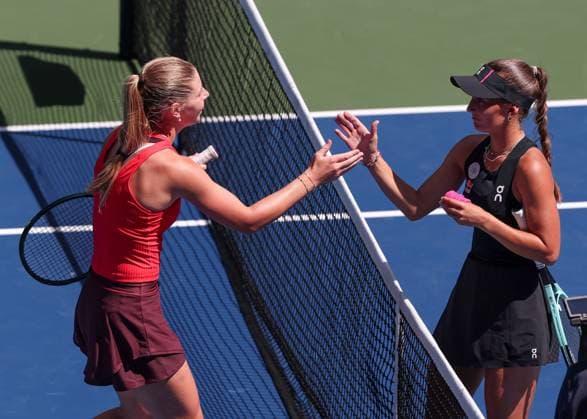 R-L.Julia Stusek (GER) gratuliert der Siegerin Hannah Klugman (GBR), Maedchen Einzel, Girls Singles, US Open Championships 2023, USTA Billie Jean King National Tennis Center, Flushing Meadows, New York, USA . Copyright: xJuergenxHasenkopfx