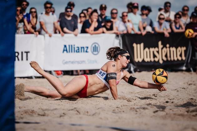Beachvolleyball Frauen Deutsche Meisterschaften 2025 Timmendorfer Strand 04.09.2025 Anna-Lena Grüne springt zum Ball Timmendorfer Strand Ahmann-Hager-Arena Schleswig-Holstein Deutschland